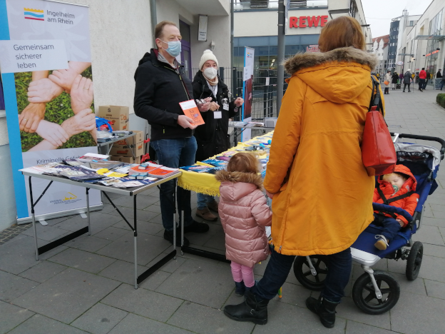 Am Infostand des Kriminalpräventiven Arbeitskreises der Stadt Ingelheim am 18.12.2021